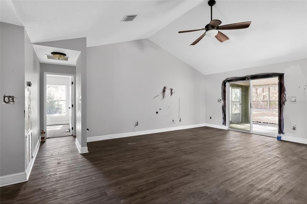 For Sale: $219,900 (3 beds, 2 baths, 1389 Square Feet)
