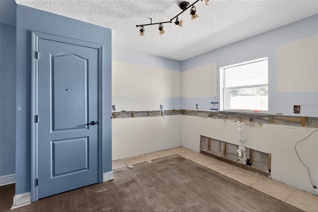 For Sale: $219,900 (3 beds, 2 baths, 1389 Square Feet)