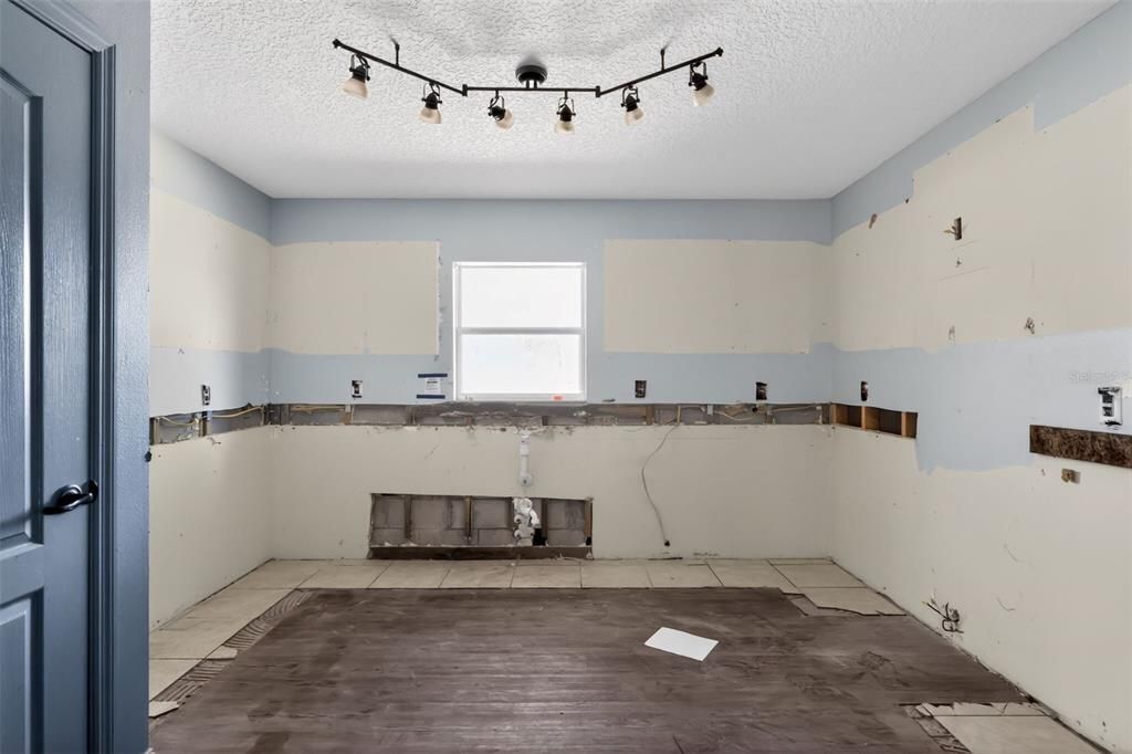 For Sale: $219,900 (3 beds, 2 baths, 1389 Square Feet)