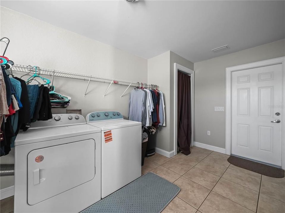 En Venta: $699,900 (3 camas, 3 baños, 2790 Pies cuadrados)