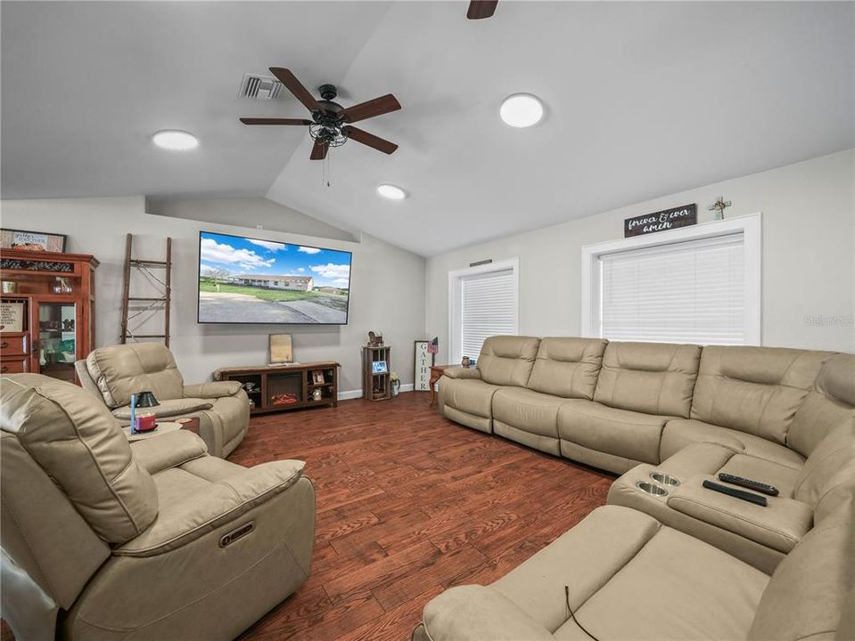 En Venta: $699,900 (3 camas, 3 baños, 2790 Pies cuadrados)