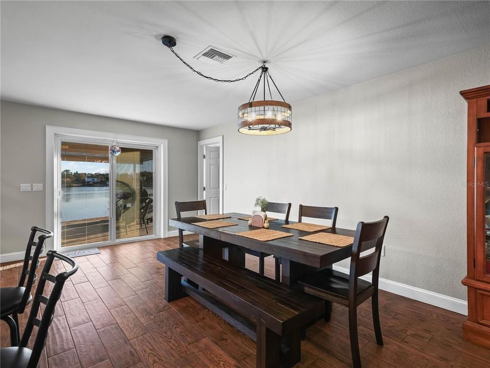 En Venta: $699,900 (3 camas, 3 baños, 2790 Pies cuadrados)