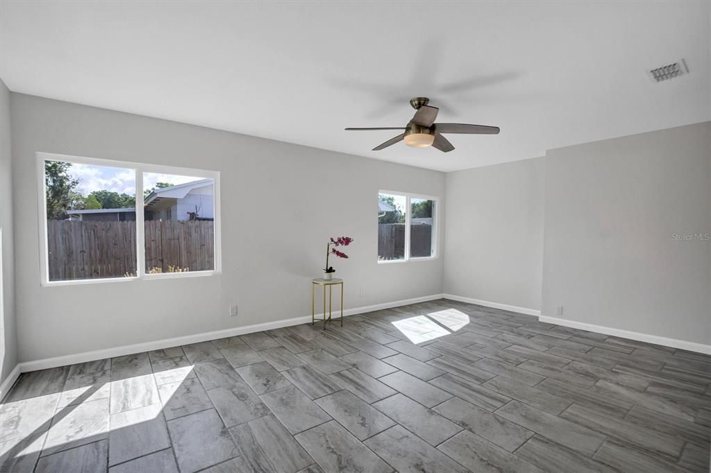 Active With Contract: $274,900 (3 beds, 2 baths, 1485 Square Feet)