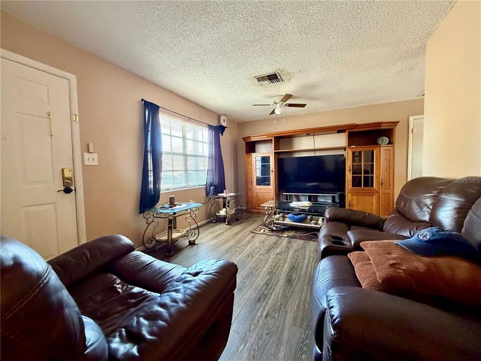 Activo con contrato: $190,000 (2 camas, 1 baños, 744 Pies cuadrados)