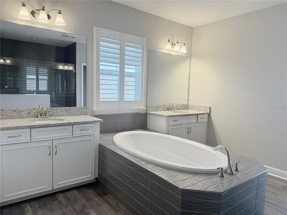 For Sale: $999,999 (5 beds, 4 baths, 4361 Square Feet)