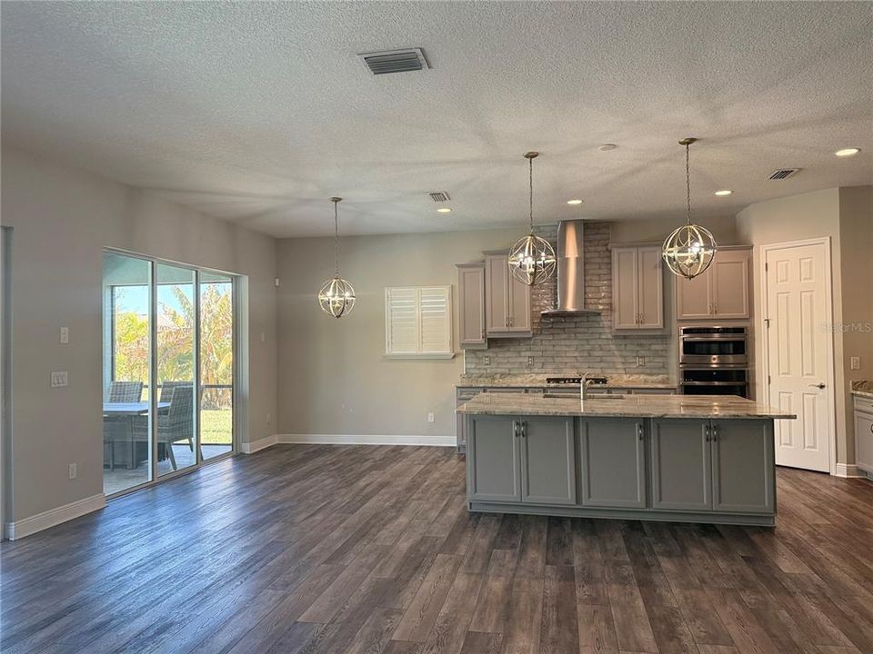 For Sale: $999,999 (5 beds, 4 baths, 4361 Square Feet)