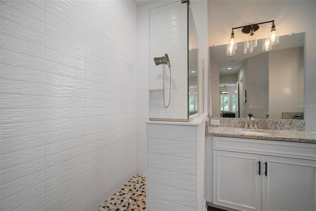 For Sale: $999,999 (5 beds, 4 baths, 4361 Square Feet)