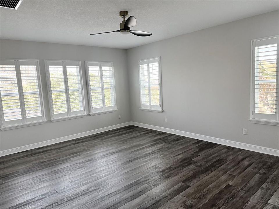 For Sale: $999,999 (5 beds, 4 baths, 4361 Square Feet)