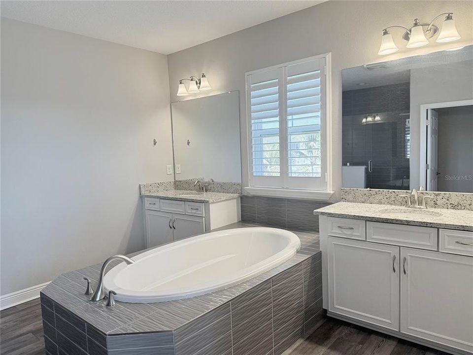 For Sale: $999,999 (5 beds, 4 baths, 4361 Square Feet)
