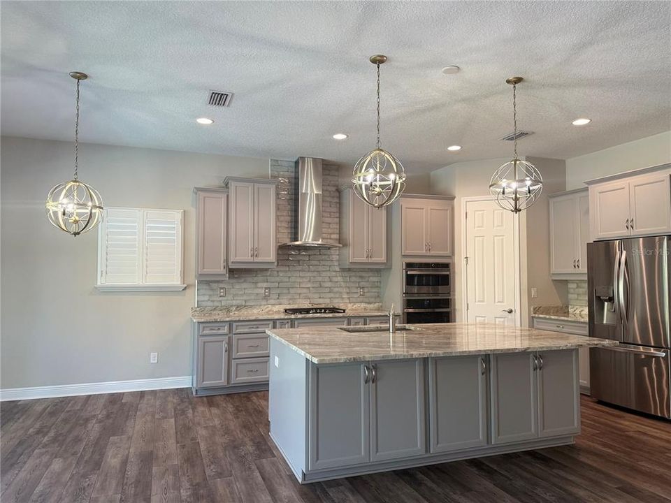 For Sale: $999,999 (5 beds, 4 baths, 4361 Square Feet)