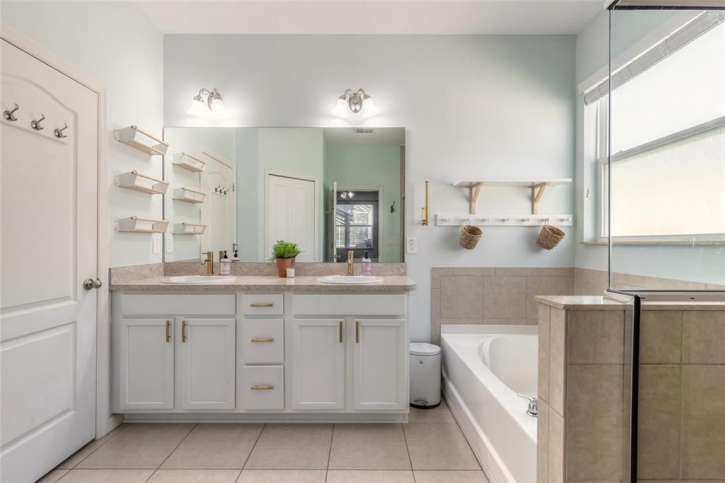 For Sale: $525,000 (5 beds, 2 baths, 2534 Square Feet)