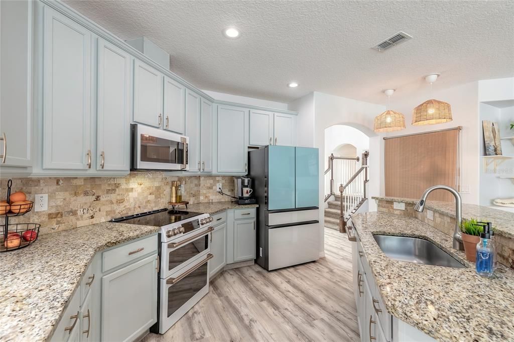 For Sale: $525,000 (5 beds, 2 baths, 2534 Square Feet)