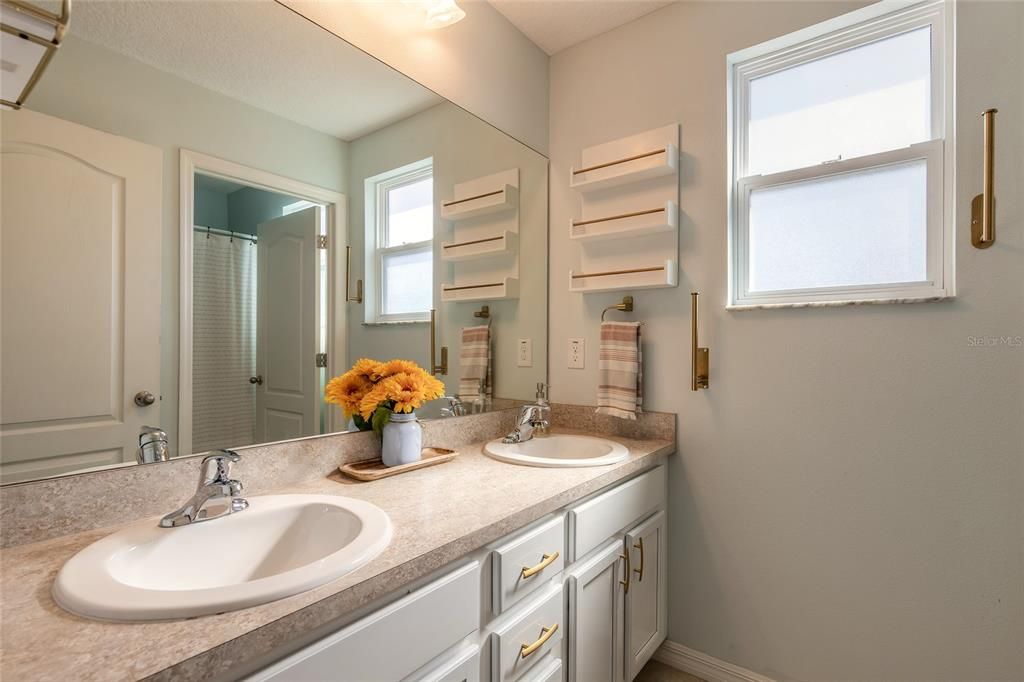 For Sale: $525,000 (5 beds, 2 baths, 2534 Square Feet)