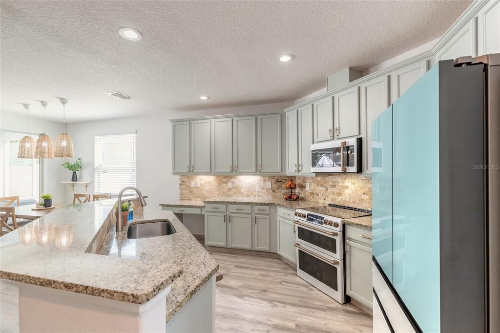 For Sale: $525,000 (5 beds, 2 baths, 2534 Square Feet)