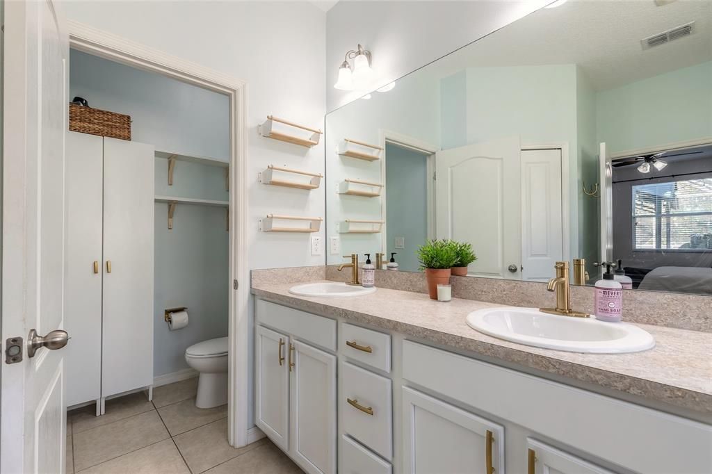 For Sale: $525,000 (5 beds, 2 baths, 2534 Square Feet)