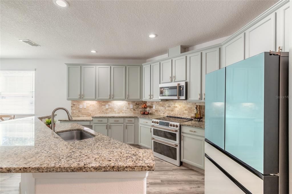 For Sale: $525,000 (5 beds, 2 baths, 2534 Square Feet)
