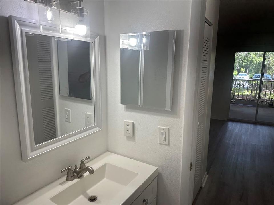 Activo con contrato: $1,700 (2 camas, 2 baños, 920 Pies cuadrados)