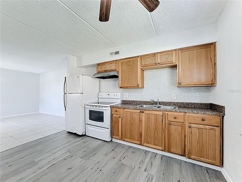 待售: $130,000 (2 贝兹, 1 浴室, 784 平方英尺)