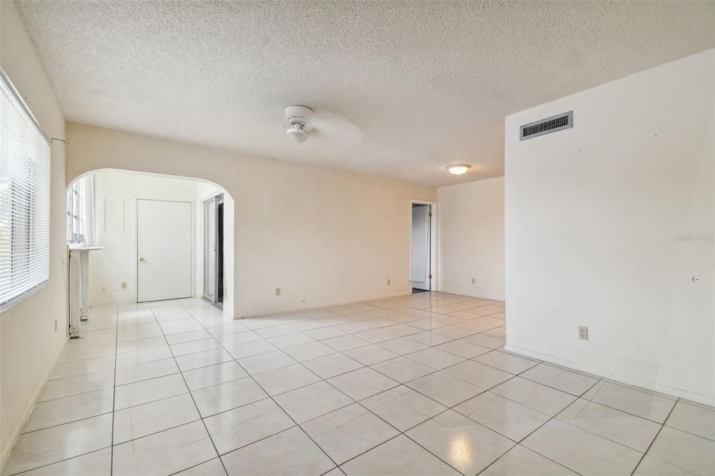 Activo con contrato: $130,000 (3 camas, 2 baños, 1140 Pies cuadrados)