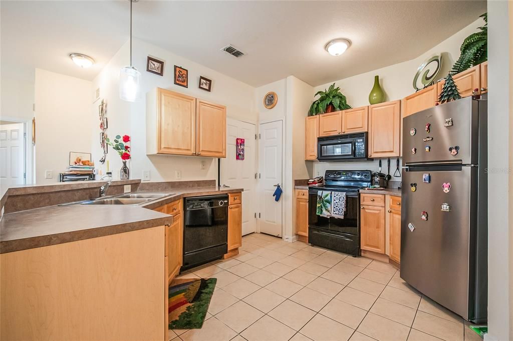 На продажу: $189,900 (2 спален, 2 ванн, 1261 Квадратных фут)