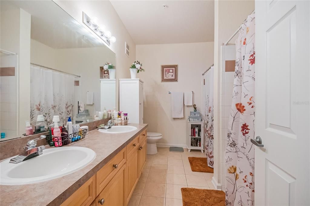 На продажу: $189,900 (2 спален, 2 ванн, 1261 Квадратных фут)