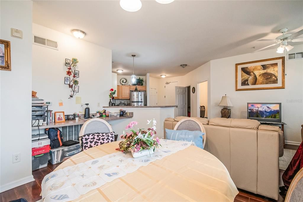 На продажу: $189,900 (2 спален, 2 ванн, 1261 Квадратных фут)