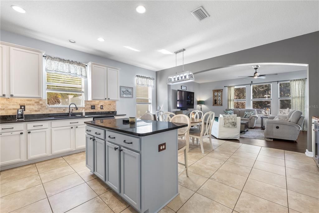 Activo con contrato: $569,000 (5 camas, 3 baños, 3196 Pies cuadrados)