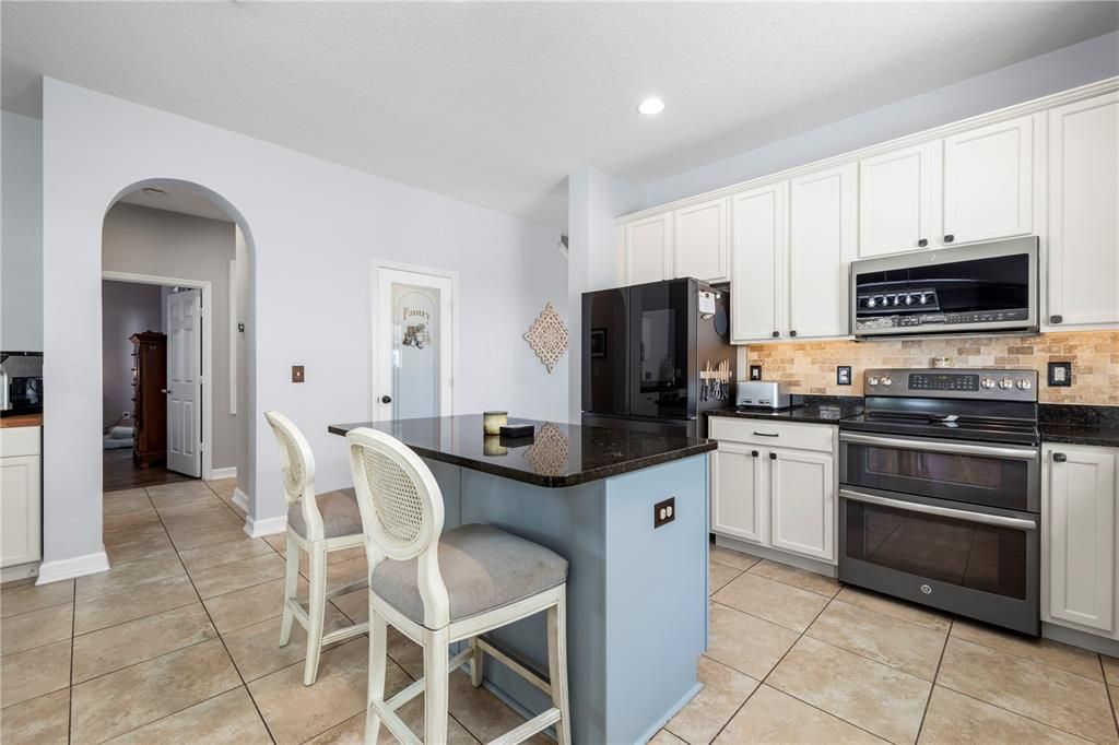 Activo con contrato: $569,000 (5 camas, 3 baños, 3196 Pies cuadrados)