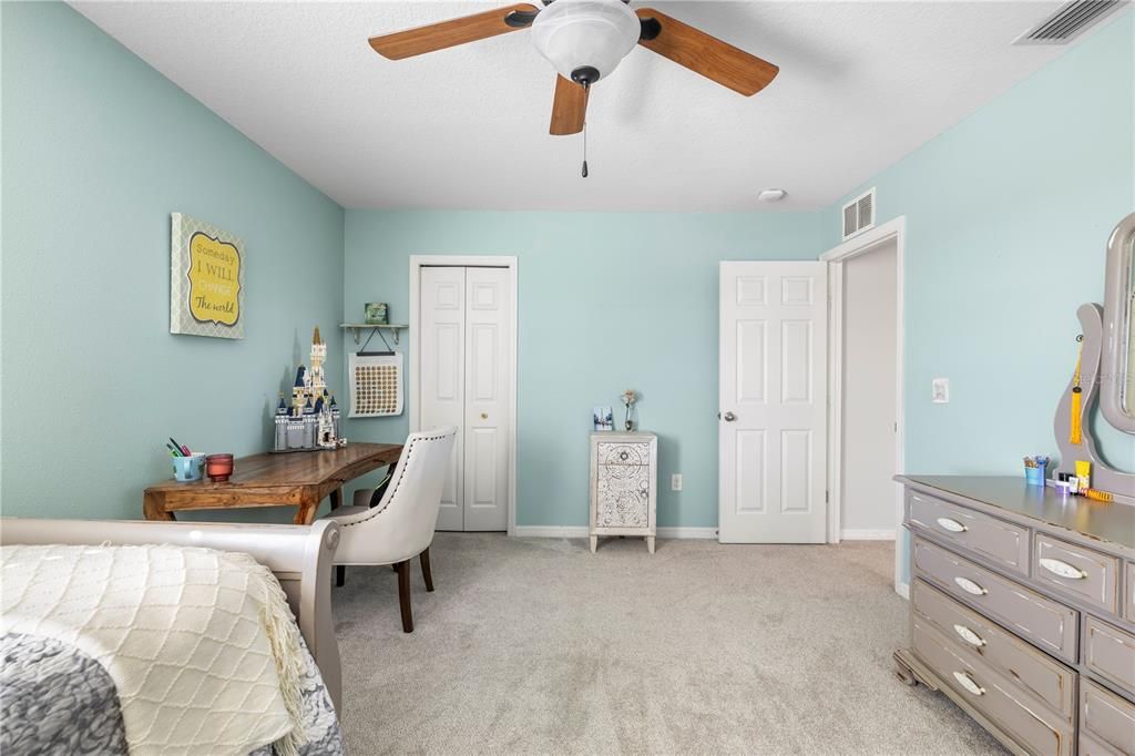 Activo con contrato: $569,000 (5 camas, 3 baños, 3196 Pies cuadrados)