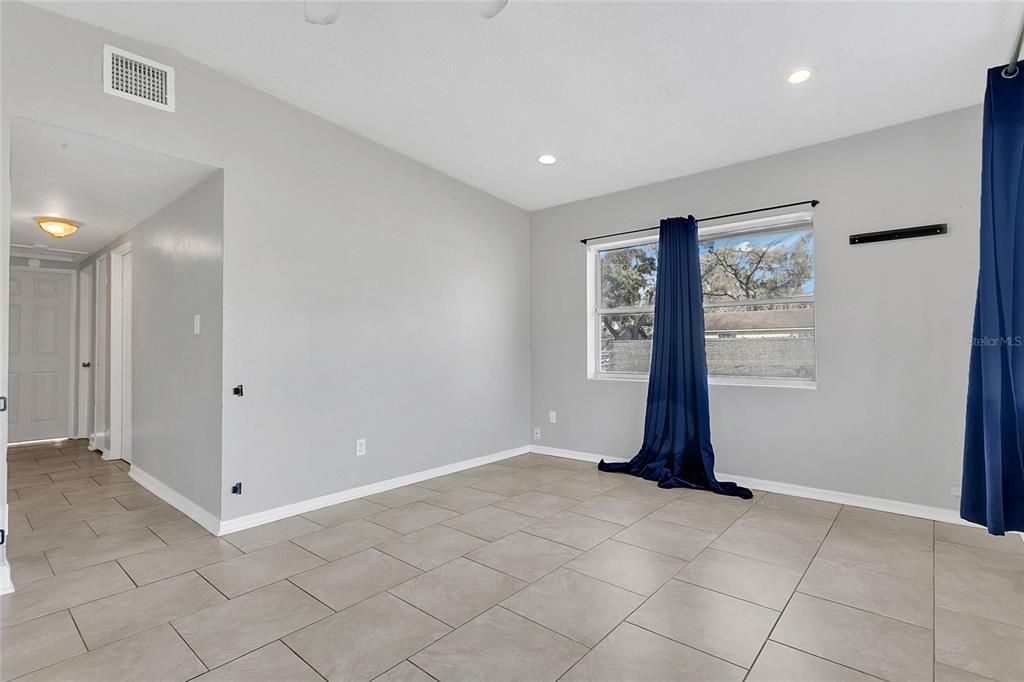 Active With Contract: $210,000 (3 beds, 1 baths, 836 Square Feet)