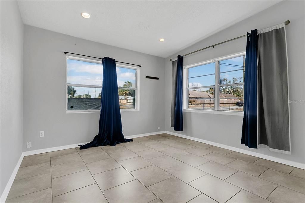 Active With Contract: $210,000 (3 beds, 1 baths, 836 Square Feet)