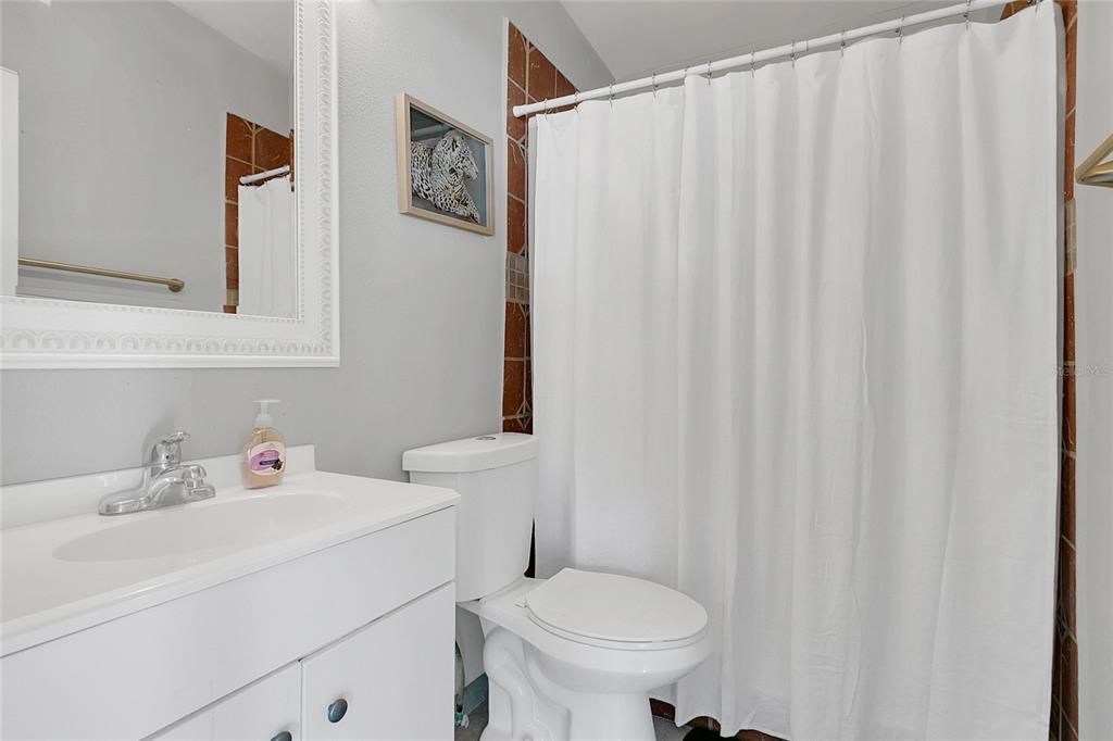 Active With Contract: $210,000 (3 beds, 1 baths, 836 Square Feet)