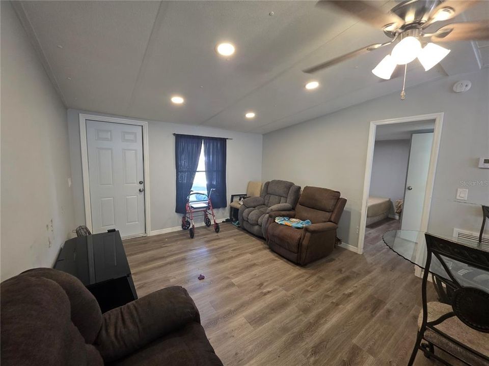 Activo con contrato: $119,900 (3 camas, 2 baños, 864 Pies cuadrados)