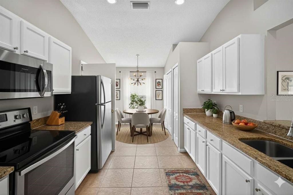 Activo con contrato: $299,000 (4 camas, 2 baños, 1665 Pies cuadrados)
