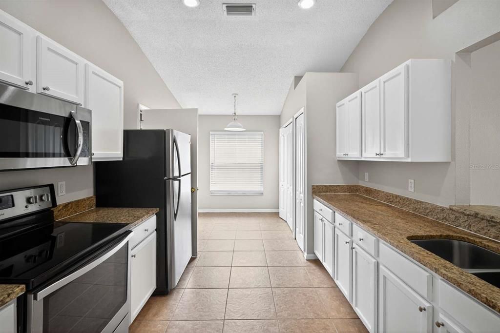 Activo con contrato: $299,000 (4 camas, 2 baños, 1665 Pies cuadrados)
