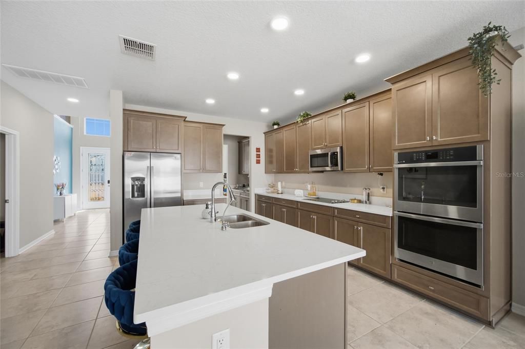 Activo con contrato: $570,000 (5 camas, 4 baños, 3531 Pies cuadrados)