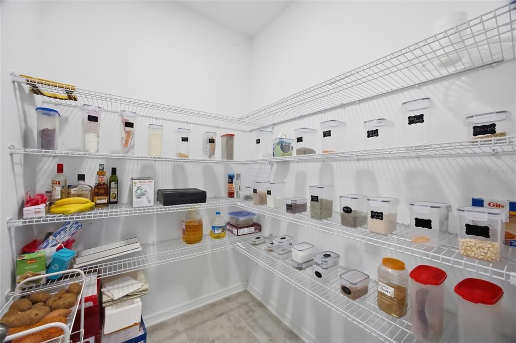Activo con contrato: $570,000 (5 camas, 4 baños, 3531 Pies cuadrados)