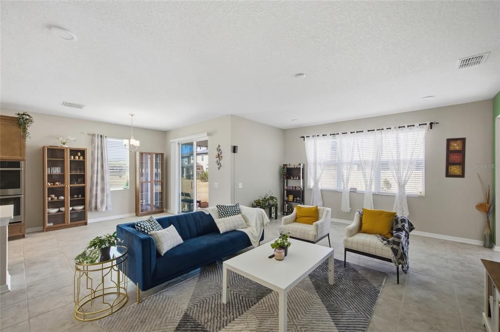 Activo con contrato: $570,000 (5 camas, 4 baños, 3531 Pies cuadrados)