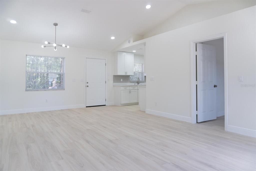 Activo con contrato: $219,900 (3 camas, 2 baños, 1164 Pies cuadrados)