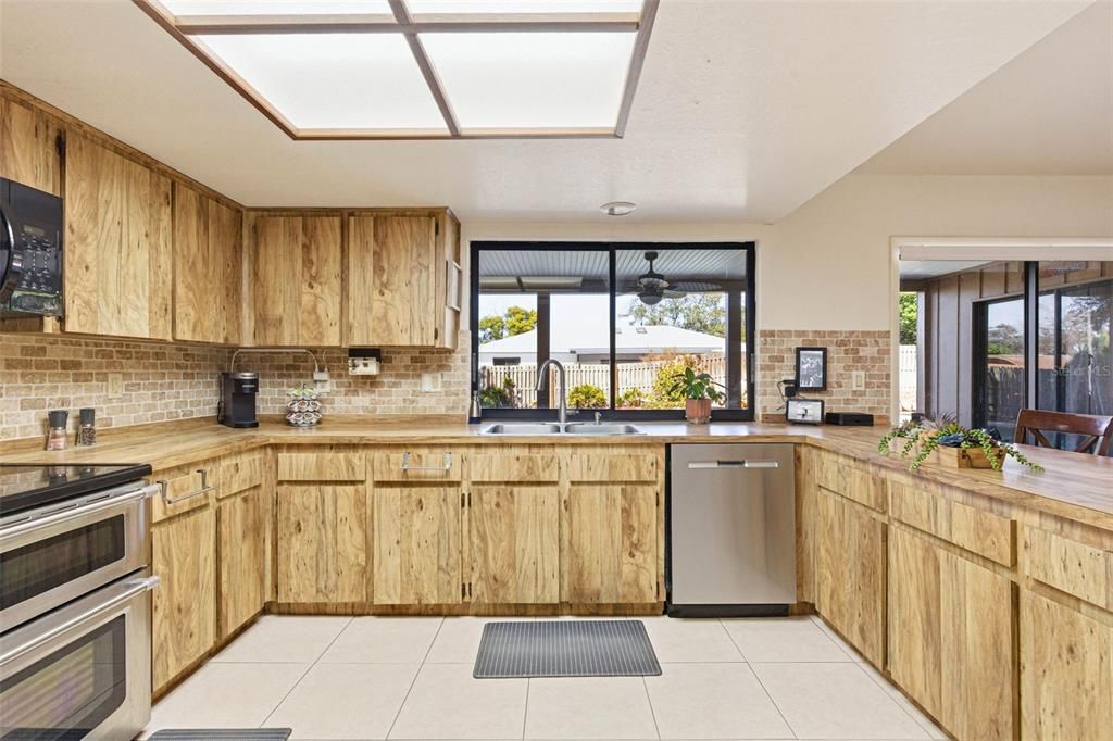 Active With Contract: $699,000 (4 beds, 3 baths, 2936 Square Feet)