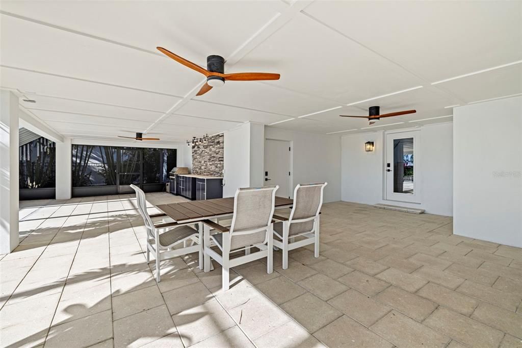 For Sale: $4,395,000 (6 beds, 5 baths, 5186 Square Feet)