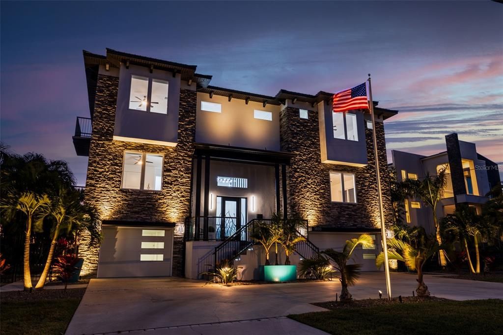 For Sale: $4,395,000 (6 beds, 5 baths, 5186 Square Feet)
