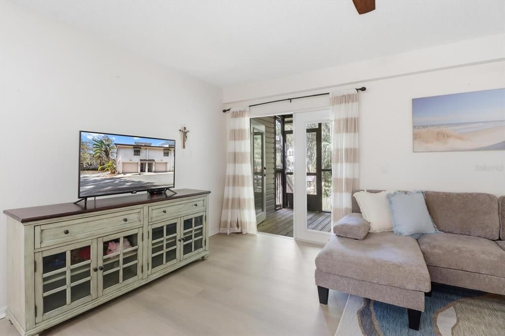 En Venta: $334,000 (2 camas, 2 baños, 1200 Pies cuadrados)
