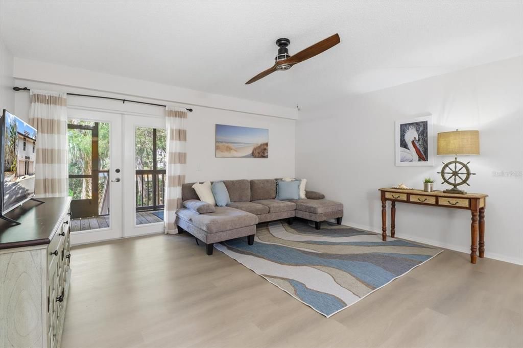 En Venta: $334,000 (2 camas, 2 baños, 1200 Pies cuadrados)