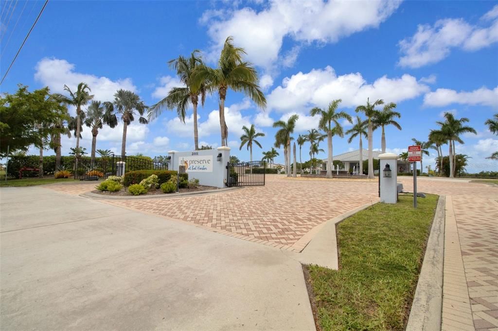 Activo con contrato: $225,000 (3 camas, 2 baños, 1497 Pies cuadrados)