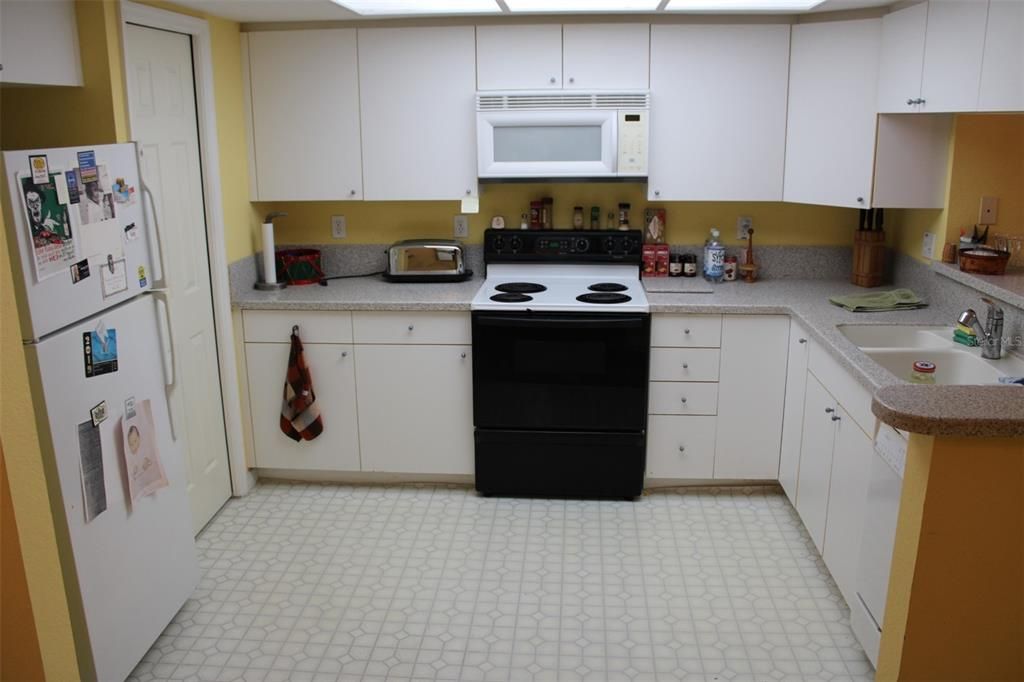 For Sale: $399,000 (3 beds, 4 baths, 1749 Square Feet)