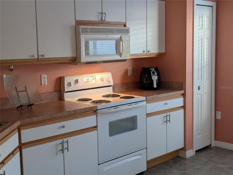 For Sale: $215,000 (2 beds, 2 baths, 1240 Square Feet)