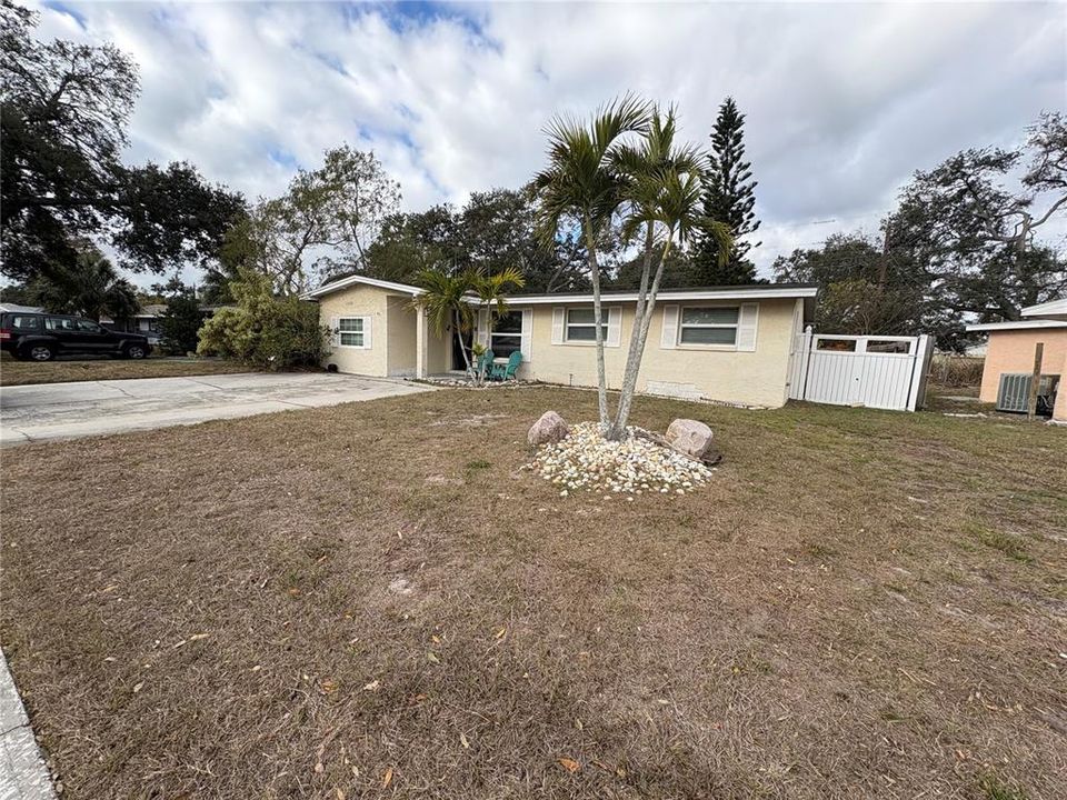 Activo con contrato: $239,000 (4 camas, 2 baños, 1621 Pies cuadrados)