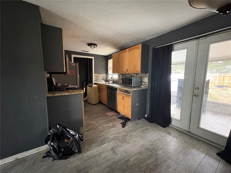 Activo con contrato: $239,000 (4 camas, 2 baños, 1621 Pies cuadrados)