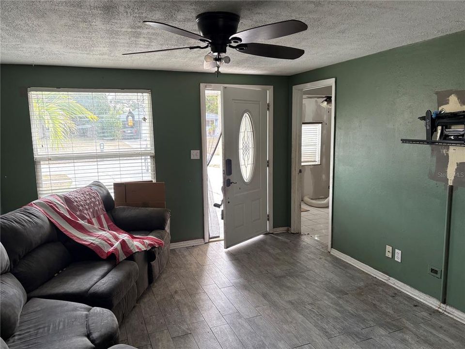 Activo con contrato: $239,000 (4 camas, 2 baños, 1621 Pies cuadrados)